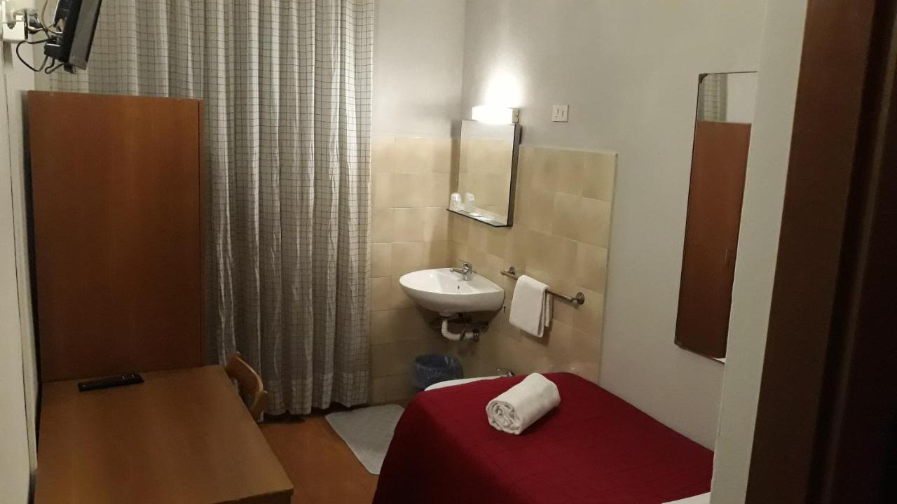 Quarto Individual Standard com Banheiro Compartilhado