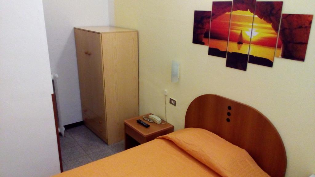 Quarto Individual Standard com Banheiro Compartilhado